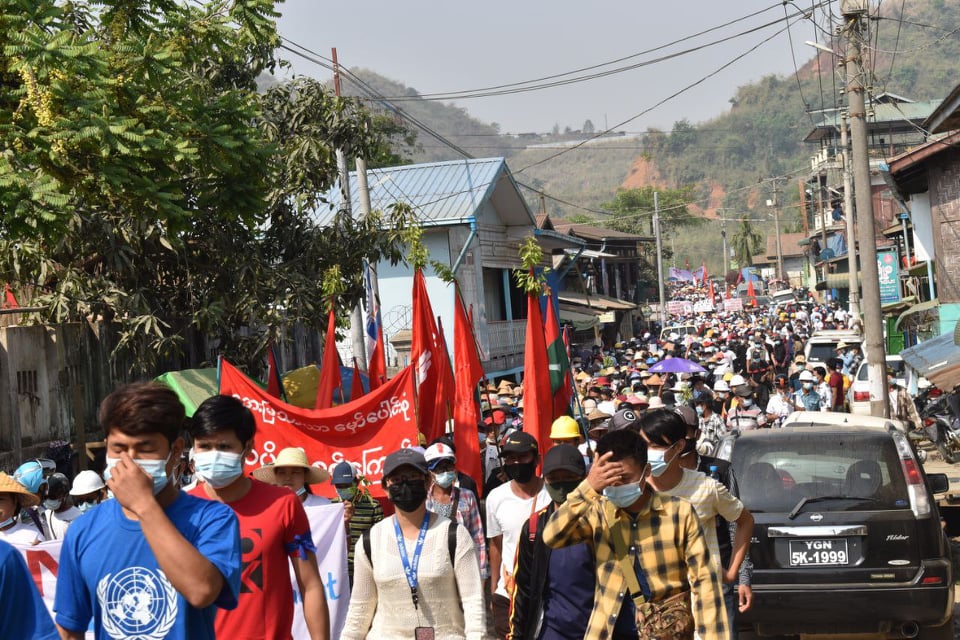 VOABurmese's tweet photo. ဧပြီ ၂၄ ရက်နေ့ ဖားကန့်မြို့ သပိတ်စစ်ကြောင်းမြင်ကွင်း။ 
#MyanmarMilitaryCoup #MyanmarMilitary #WhatsHappeninginMyanmar https://t.co/luqQeycjvG