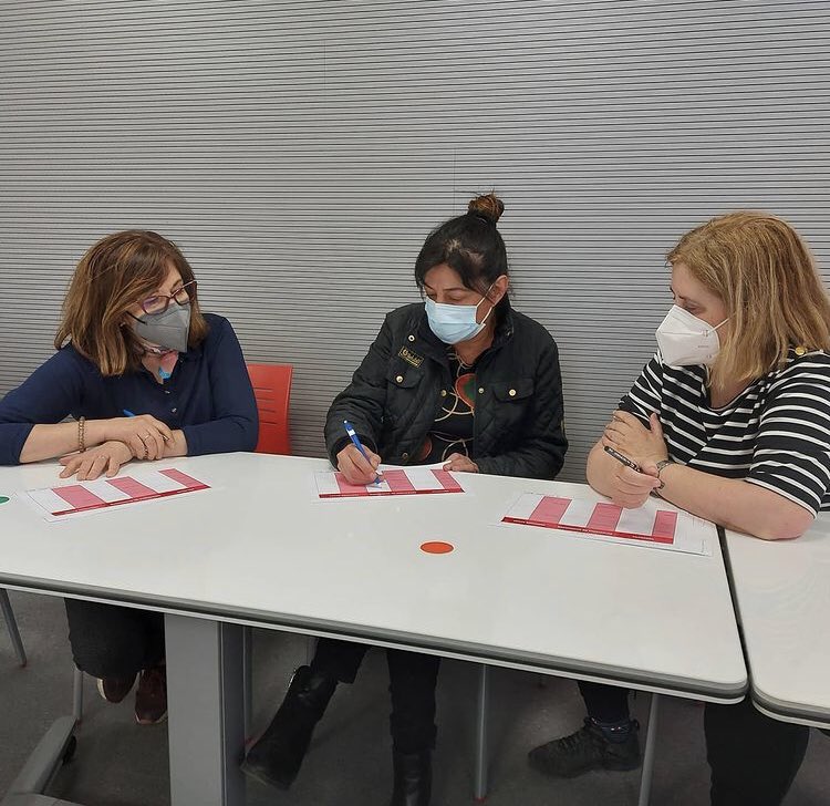osantossopena's tweet photo. 📢Esta semana volvimos con #INNOVALavapiés y pudimos hablar de venta online y marketplace con los establecimientos de @en_lavapies @lavapiesenvivo 

🙏🏼Damos las gracias a Iratxe profesional del marketing y nuestras estudiantes de Diseño Industrial de la @ETSIDI_UPM Irene y Sonia https://t.co/wIbCpvXuzz