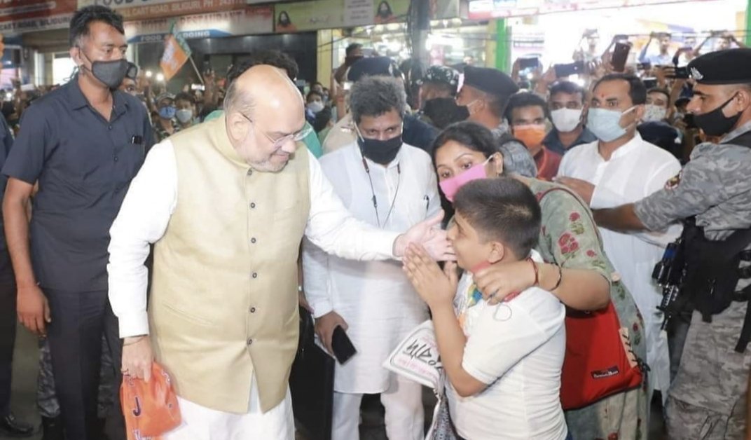 melalitchahar's tweet image. देखो बेटा भीड़ में हमेशा मास्क लगाते हैं।
अपने आसपास देखो  कोई गधे का बच्चा ही होगा जिसने मास्क नहीं लगाया होगा।
#AmitShahResign