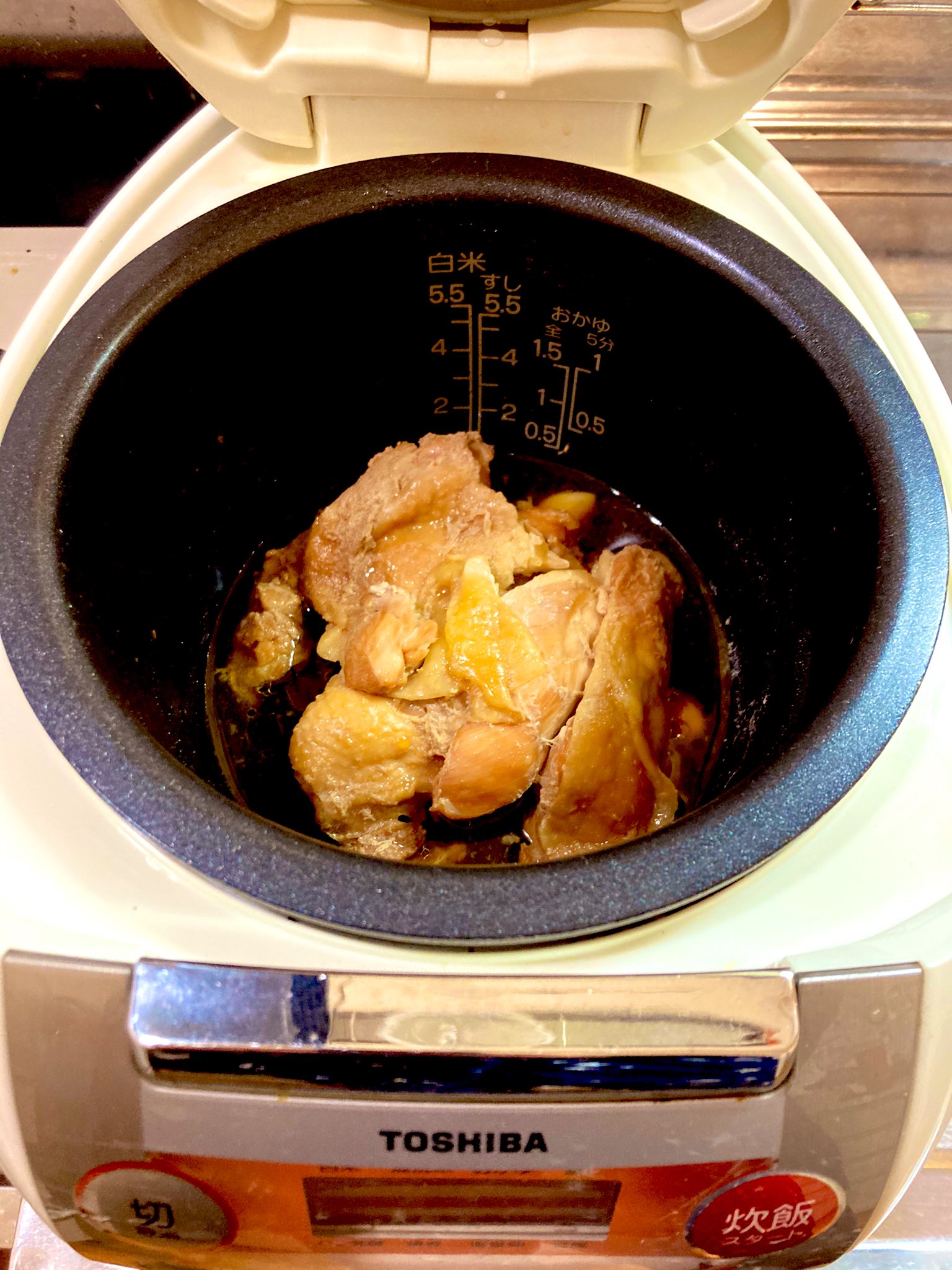菜箸でひっくり返した炊飯器照り焼きチキン