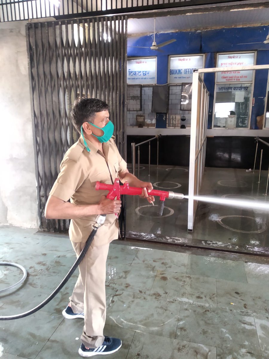 CityMagistrate1's tweet photo. आज जनपद के विभिन्न स्थानों पर सघन सैनिटाइजेशन अभियान  चलाया गया , जिसमें हॉस्पिटल , रेलवे स्टेशन , बस स्टैंड,  सरकारी कार्यालय, विभिन्न बाजारों आदि स्थानों  को सैनिटाइज किया गया। @DmMuzaffarnagar https://t.co/47QEWS3Qqd