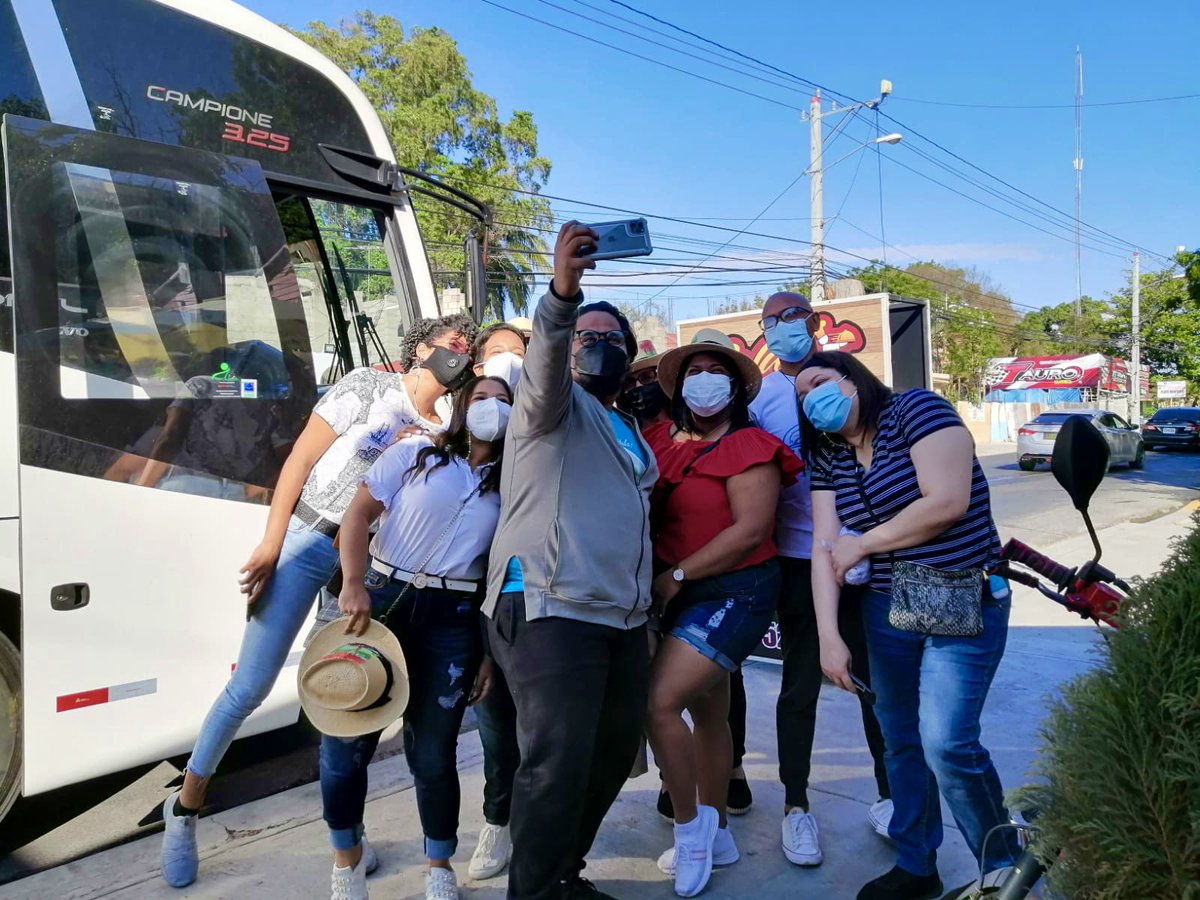 EnLaMovidaRD's tweet photo. Cómplices comprometidos con el desarrollo y fortalecimiento del turismo interno se unen para dar a conocer los hermosos atractivos con los que cuenta #Barahona 🚌 #PresstripMitur2021
#DescubreBarahona2021
#turismointernord 
#PasionPorRD https://t.co/LSInwE9NOO