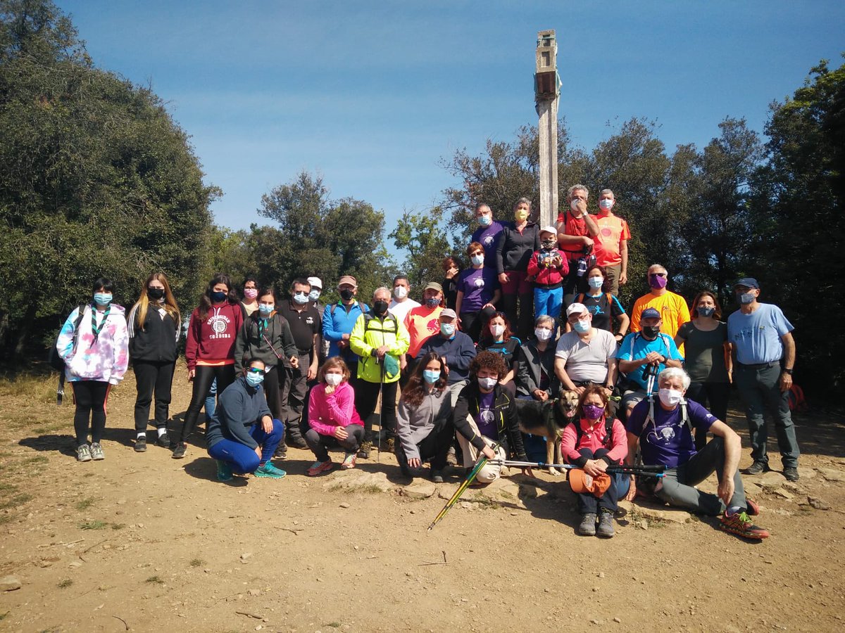 Caminada de la Jordiada. Aquest matí al Pi de Can Cartró. Bon temps i bon ambient. @JordiadaCornell #ueccornella