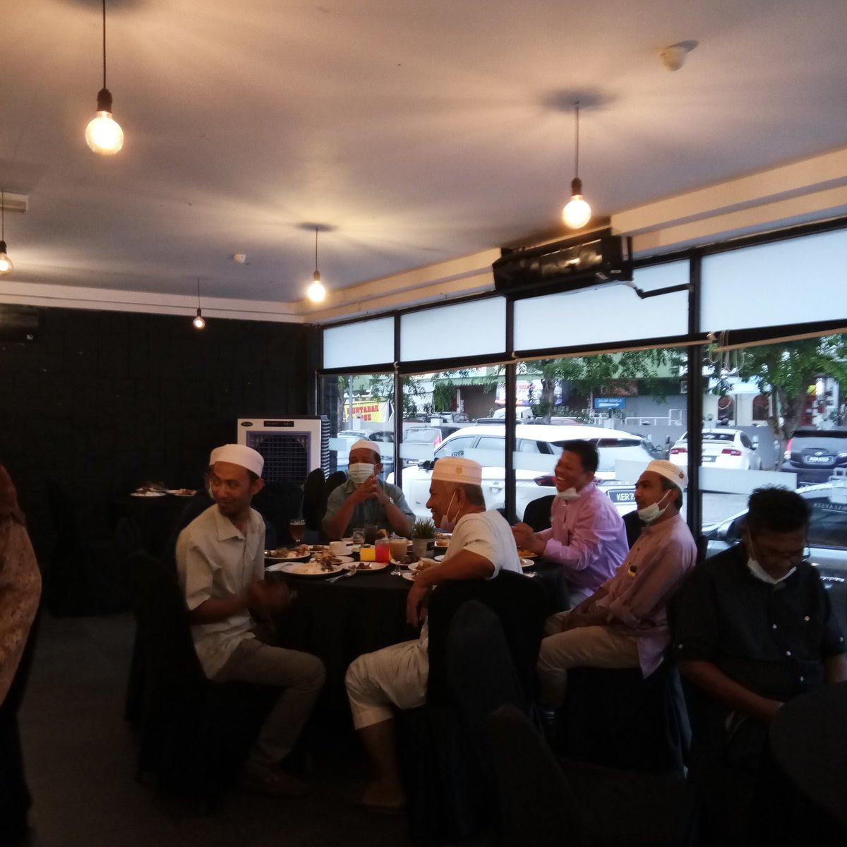 syatirah_badri's tweet photo. Iftar bersama orang kuat Dun Derga. Alhamdulillah. Terima kasih belanja iftar kami semua. 

In Shaa Allah next kerja kena lagi kuat. 

#pascapru15 #ramadan2021 #Derga https://t.co/vKZ3fauwi4