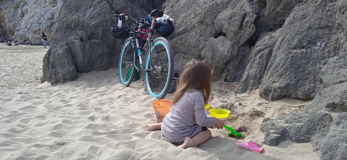 DIA 24 DE 30. Tarda relax de dissabte en família pel front marítim i platjes del poble #AMBbici #30diesAMBbici <a href="/30diesambbici/">@30diesambbici</a> #30daysofbiking #30DEB #30DOB #30diasenbici <a href="/30daysofbiking/">30 Days of Biking</a> <a href="/30diasenbici/">30 Días en Bici</a> <a href="/bicicletaAMB/">Bicicleta AMB</a> #familtytime❤️ <a href="/yerkabikes/">Yerka Bikes</a> <a href="/macridemore/">Mac Ride</a> <a href="/cebllob/">Consell Esportiu del Baix Llobregat</a> <a href="/AjSitges/">Ajuntament de Sitges</a>