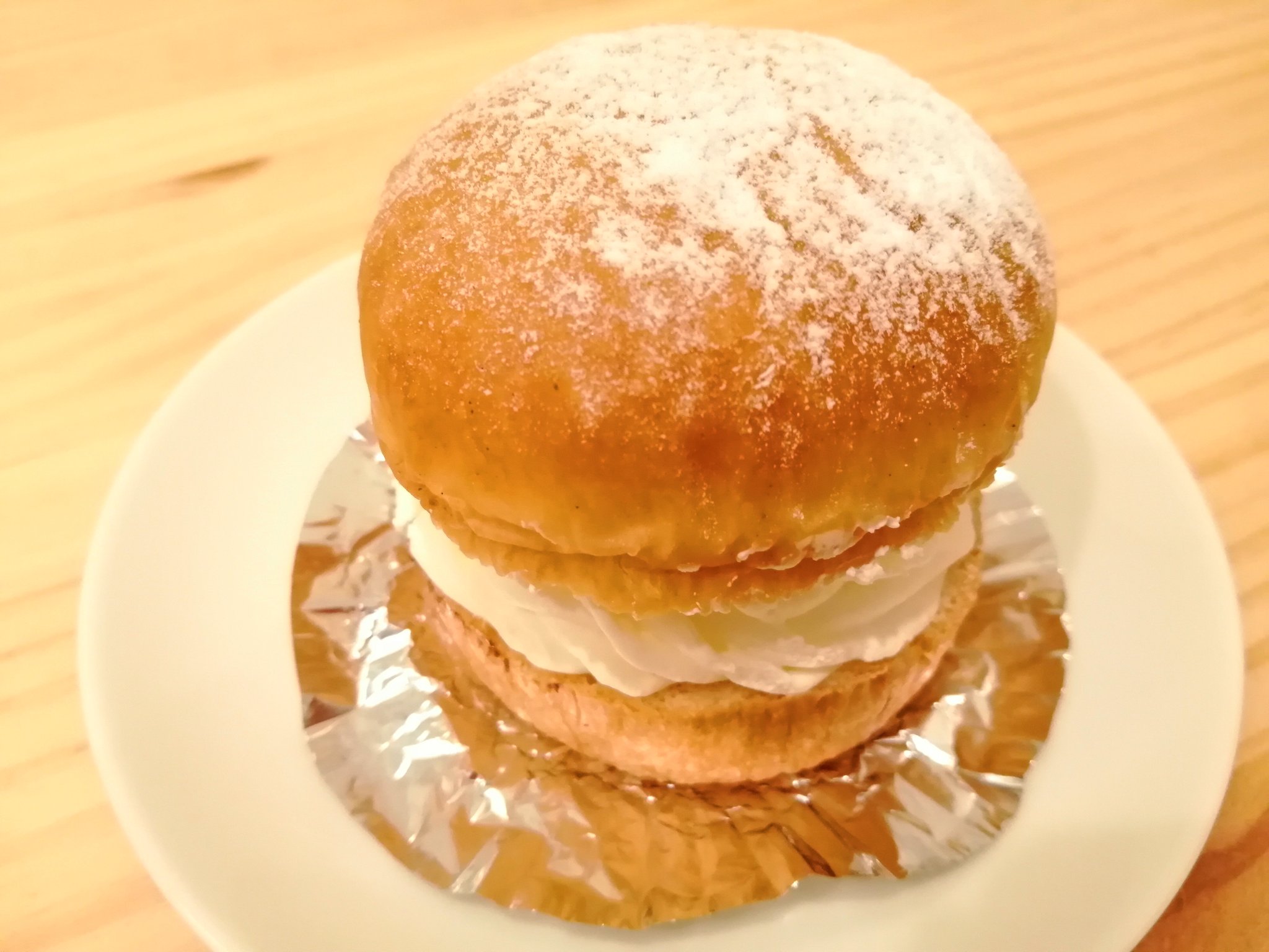 繭未 歩いててたまたま見つけた テイクアウト 初めて食べた スウェーデンのお菓子 ビッグマムが大好きなセムラ オスロコーヒー Onepiece ワンピース ビッグマム セムラ T Co Xvyc73rhau Twitter