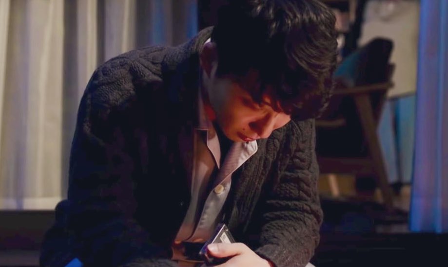 소네 토시야는요
잠옷 위에 가디건 입어요