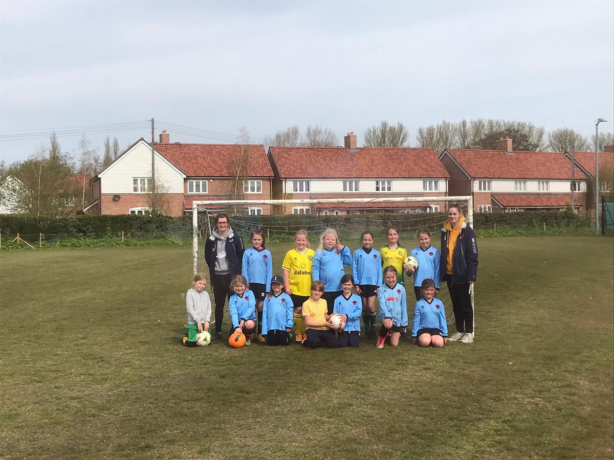 TownBungay's tweet photo. Great turnout from the girls this morning. Week 4~ working on their match skills ready for next weekend 💙⚽️ #thisgirlcan #girlsfootball @SuffolkFA  @NWGFL @BungayLadiesFC https://t.co/TfvvS6AXOG