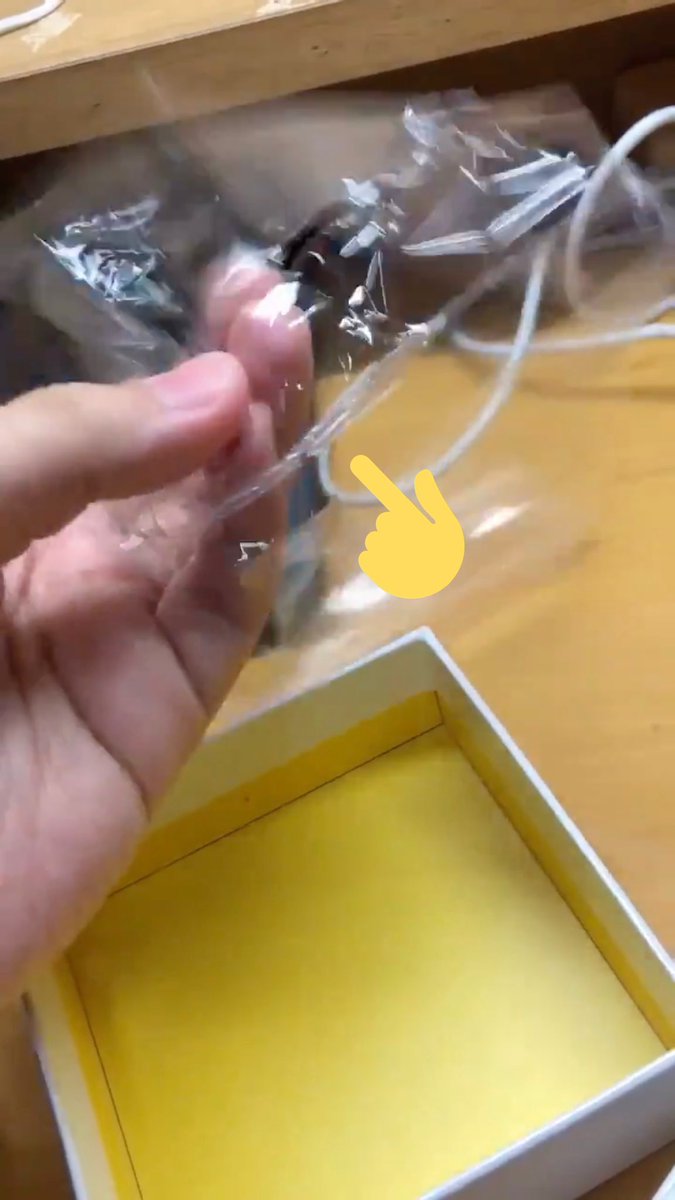 these are the red flags while unboxing:• may butas yung packaging• right after unboxing, crunchy yung plastic and mas matigas (?) sobrang ingay rin kapag nilulukot which is really different sa feeling ng plastic na legit from sm