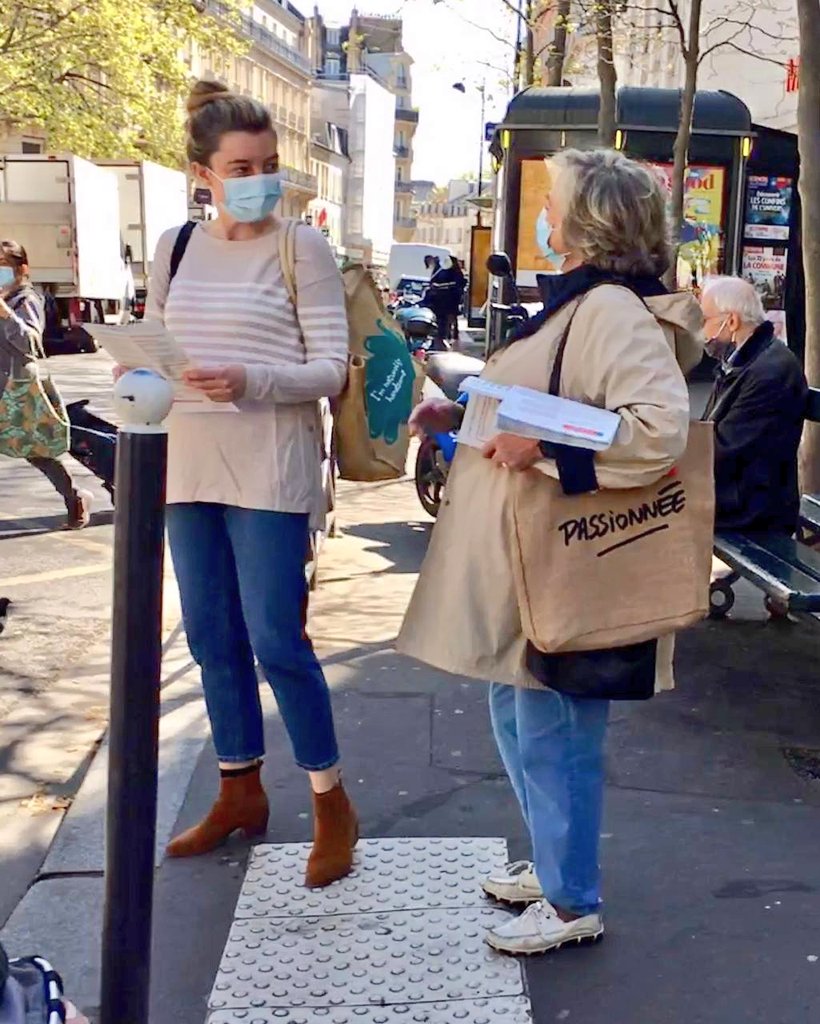 BeatriceMarre's tweet photo. Ce matin sur le marché d'Auteuil dans le #16e pour présenter les premières propositions d'@AudreyPulvar pour les lycées franciliens et assurer une meilleure éducation pour toutes et tous !
#AudreyPulvar
#IDFenCommun
#PrioritéLycée https://t.co/UemEIBeBtW