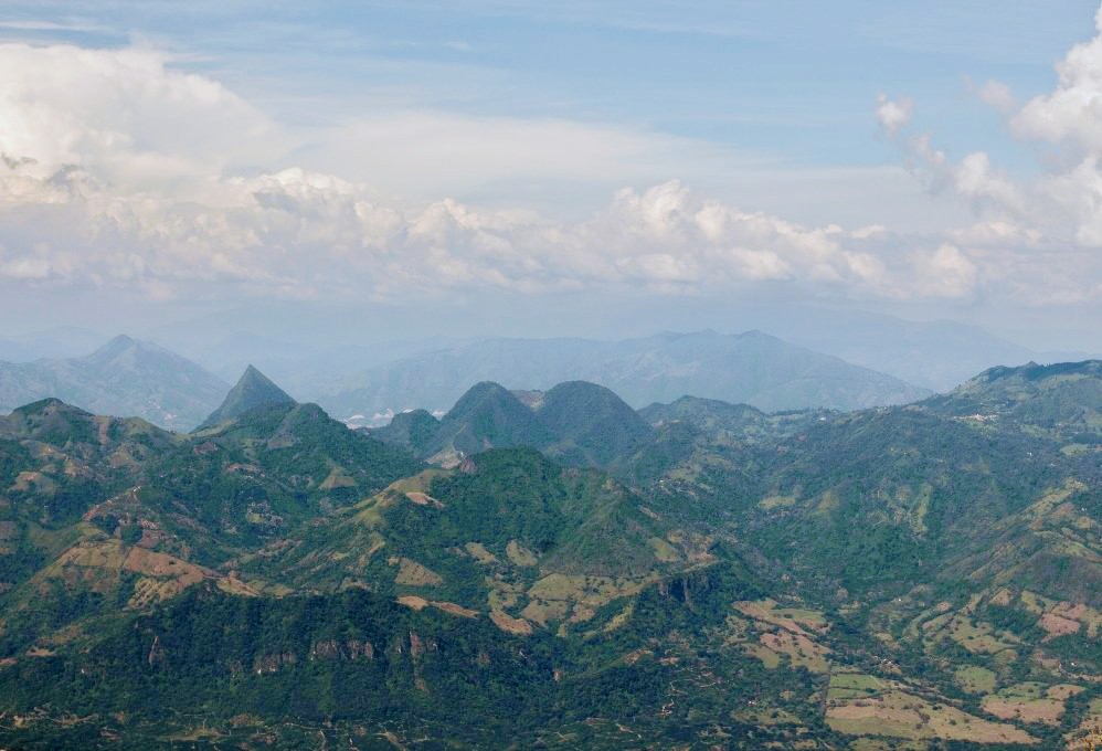 Linavelasqueze's tweet photo. #FelizSábado desde el Suroeste antioqueño(📸@hacemosmemoria) @ANLA_Col @RodSuarezCa, nuestras montañas son sustento, agua, biodiversidad y vida. La sudafricana @AGAColombia pretende imponer un distrito minero. Negar la licencia es priorizar la VIDA. https://t.co/3BfQQRLReH