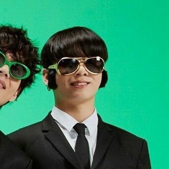 hopewoon_twt's tweet photo. จองกุกคอลเลคชั่นแว่น อย่างหล่อบอกเลย5555555555555555555555555 https://t.co/7zBe8yPFPN
