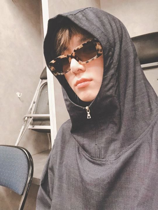 hopewoon_twt's tweet photo. จองกุกคอลเลคชั่นแว่น อย่างหล่อบอกเลย5555555555555555555555555 https://t.co/7zBe8yPFPN