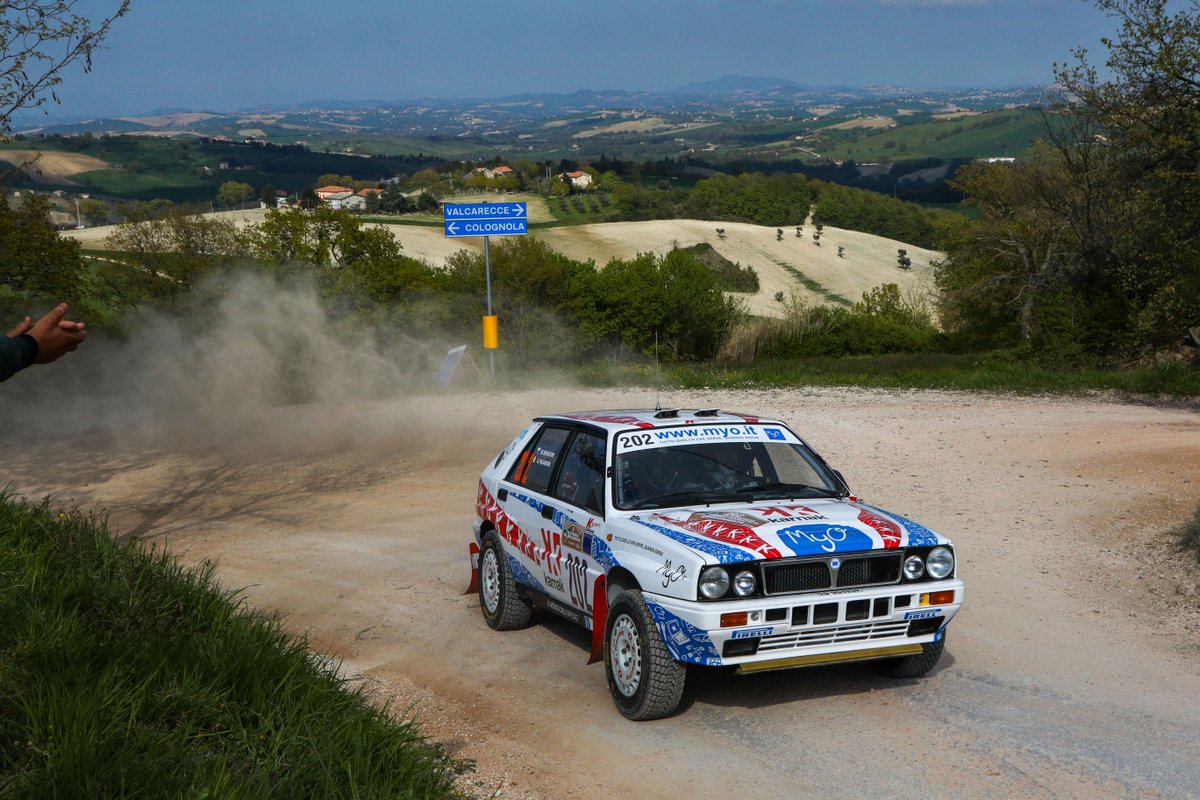 Storiche, dopo la PS5. "Lucky" ha costruito un buon margine, ora di 14.6 secondi, su Bianchini-Paganoni (foto). Pelliccioni, terzo, è leader tra le due ruote motrici.
#rallyadriatico #terra #gravel #RallyAdriatico
