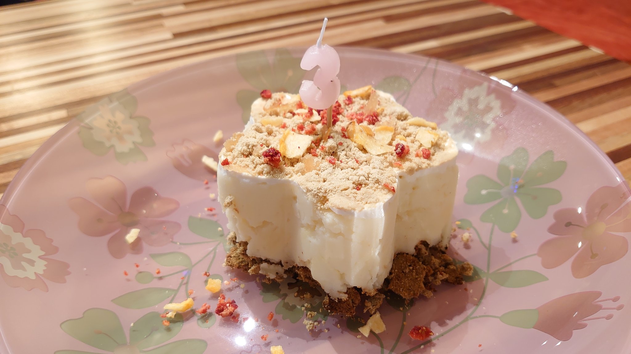 まっさんサン ワンコの誕生日に 犬用ケーキ を手作り レバークッキーを台座に じゃがいもと無脂肪ヨーグルトのムースに果物チップを添えた 完全無添加オリジナル T Co Viccajdffo Twitter