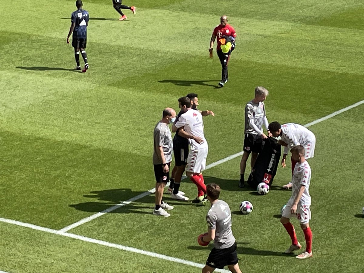 Eric-Maxim Choupo-Moting back on the bench for Bayern but the ex-Mainz forward taking a few minutes to say hello to some of the Mainz back room staff and there’s a hug for Stefan Bell too.