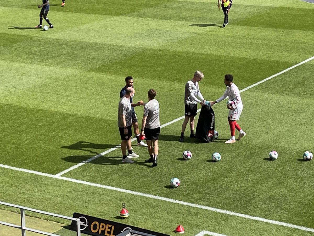 Eric-Maxim Choupo-Moting back on the bench for Bayern but the ex-Mainz forward taking a few minutes to say hello to some of the Mainz back room staff and there’s a hug for Stefan Bell too.