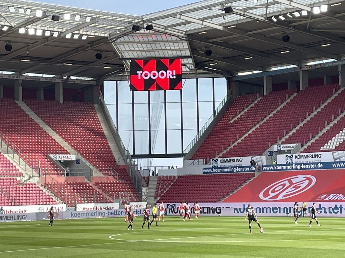 Hold the phone! Mainz lead against Bayern (again). They went two nil up and lost 5-2 at the Allianz Arena. Jonny Burkardt gives them the lead with help from a Manuel Neuer howler! 1-0 3’