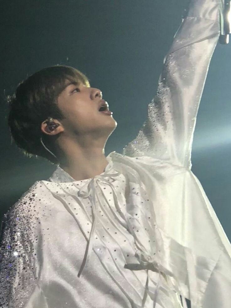 when the quality is bad but you're kim seokjin ; an endearing thread