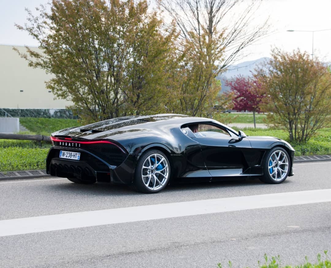 Бугатти la voiture noire 2021