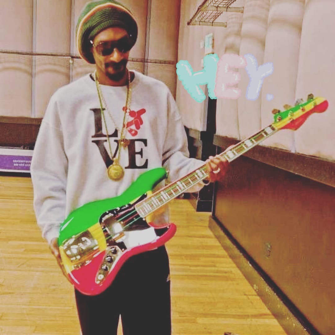 LaCasadelBajist's tweet photo. @snoopdogg y yo, les deseamos un excelente sábado! #fender #fenderbass #jazzbass #bajistascom #baxio #bajistasmexicanos #bajistasargentinos #bajistascolombianos https://t.co/y6Ddp5IzSM