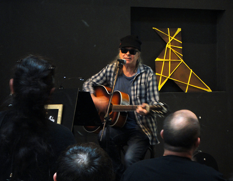 Aquest matí hem assistit al primer dels dos concerts que <a href="/AdriaPunti/">Adrià Puntí</a> té programats aquest cap de setmana al <a href="/eltarambana/">Tarambana</a>  #Cardedeu. Repàs generós a tres dècades de repertori, sense artificis ni guió preestablert. Dilluns ho explicarem a <a href="/el9nou_vor/">el9nou_vor</a>