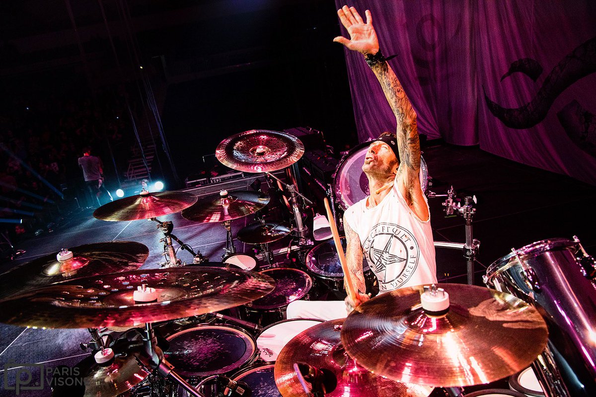 theABRband's tweet photo. The man!!! Happy Birthday Larkin!!🤘🎂🤘 Keep it magical brother!! 
⚡️👽⚡️@Shannon13Larkin 

📷 @ParisVisone https://t.co/b2lrAXzuni