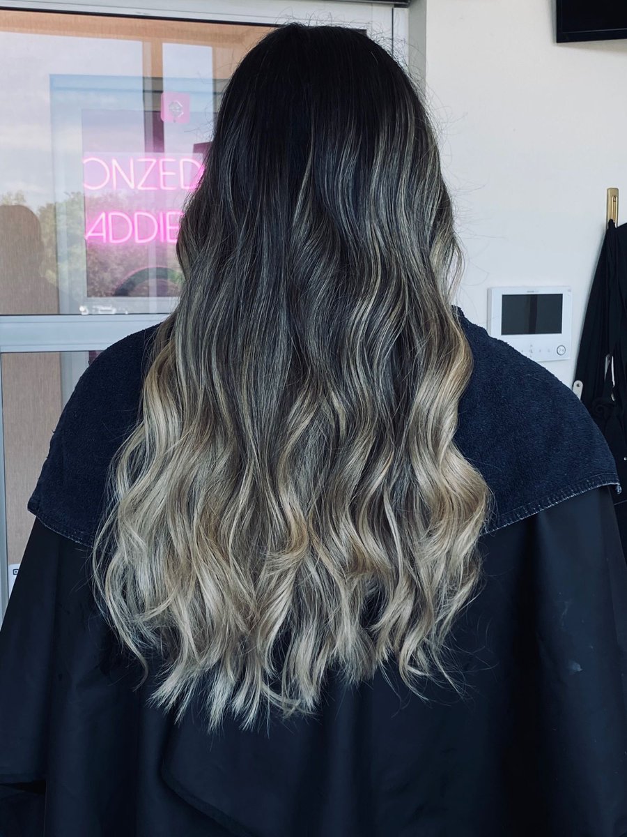 ealfonsso's tweet photo. Stop and stare 👀, come and get your new Sunmer look. 
.

#bookus #colorist #hair #haircolor #hairstylist #balayage #color #hairstyle #behindthechair #hairdresser #haircut #highlights #blondehair https://t.co/e7Wk5FCaio