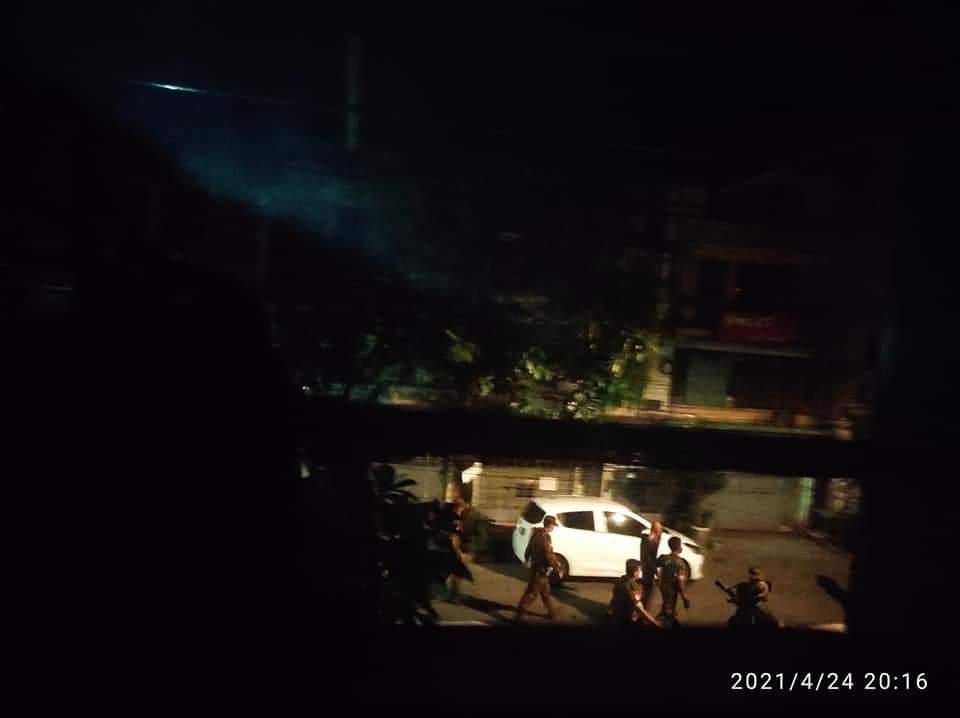 Tonight in LaikKan st, YayKyaw, #Pazundaung: Terrorists (SAC) raided the wards, shot gunfire, destroyed public property, and forcibly abducted a man.
#Apr24Coup
#MurdererMinAungHlaing
#WhatsHappeningInMyanmar