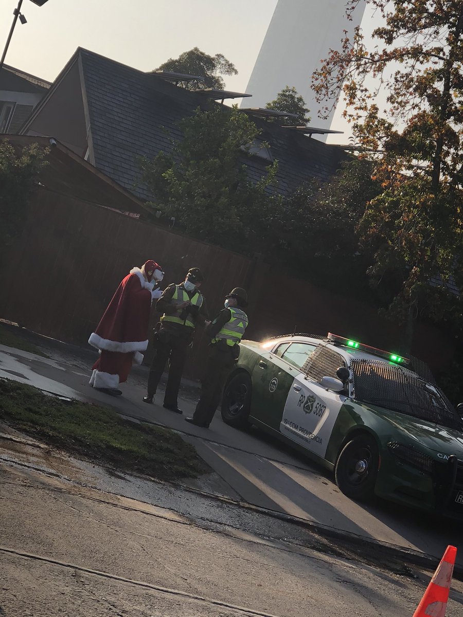 FroagD's tweet image. Carabineros de chile fiscalizando a viejito pascuero alcoholizado 🥴