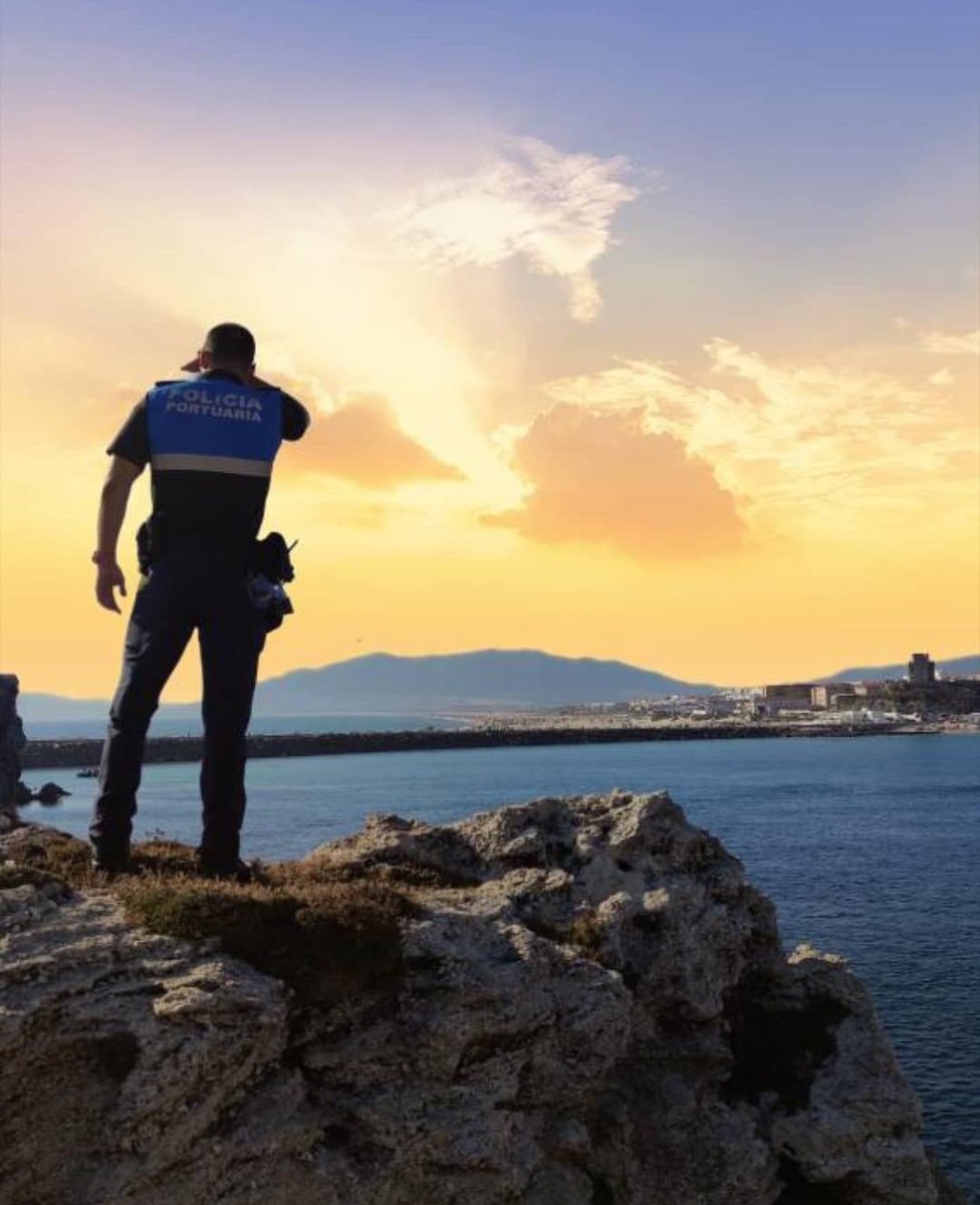 El que puede tener paciencia puede tener lo que quiera.
#personasbajoununiforme #caminamosjuntos
#somosloquehacemos #PoliciaPortuaria  #HarbourPolice #compañero #somospolicias #juntossomosmasfuertes #police #policia