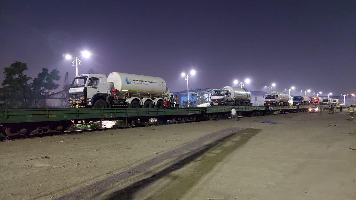 PiyushGoyal's tweet photo. Under the leadership of PM @NarendraModi ji, Railways is running Oxygen Express in response to the fight against Covid-19. 

Oxygen Expresses have delivered nearly 150 tonnes of Oxygen in last 24 hrs, with more trains in the pipeline to serve the nation.

https://t.co/Z8GnBKA2XQ https://t.co/tXGsvIsYp0
