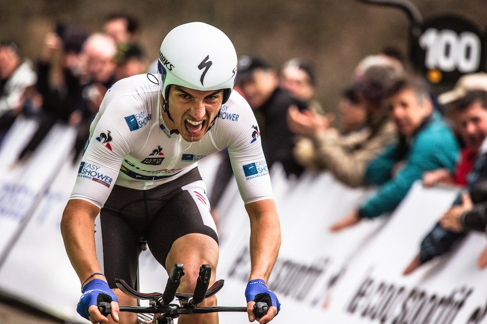 2017 est l& #39;opposée de 2016: Julian démarre sa saison sur les chapeaux de roue, 3e à Milan San Remo, flamboyant à Paris Nice (5e,victoire sur le chrono du Mont Brouilly).Mais une chute au tour du Pays Basque sonne le glas de ses espoirs: forfait pour les ardennaises et le TDF