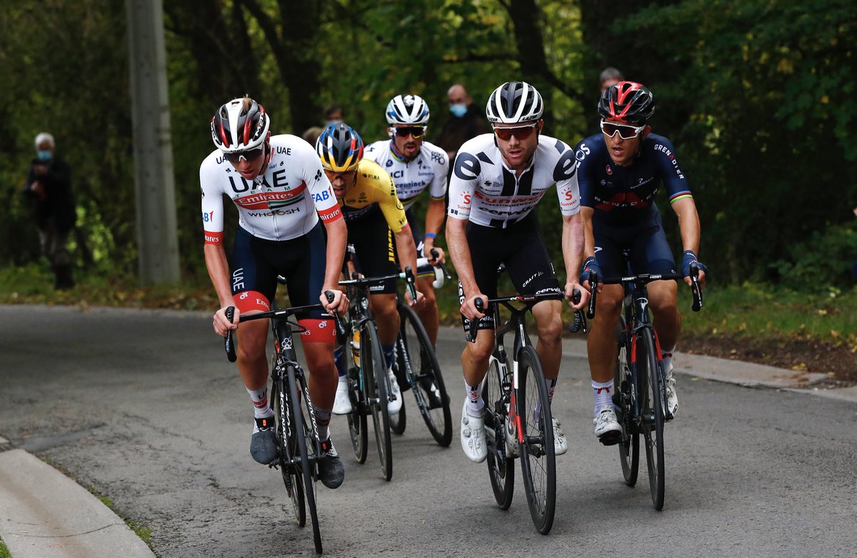 Alaphilippe prend ses responsabilités dans la dernière bosse et s'isole avec Hirschi, Pogacar, Roglic, Kwiatkowski et Woods.Hirschi contre et c'est finalement un groupe de 5 qui se joue la victoire au sprint: Rogla, Pogi, Hirschi, Alaph et Mohoric, revenu de l'arrière