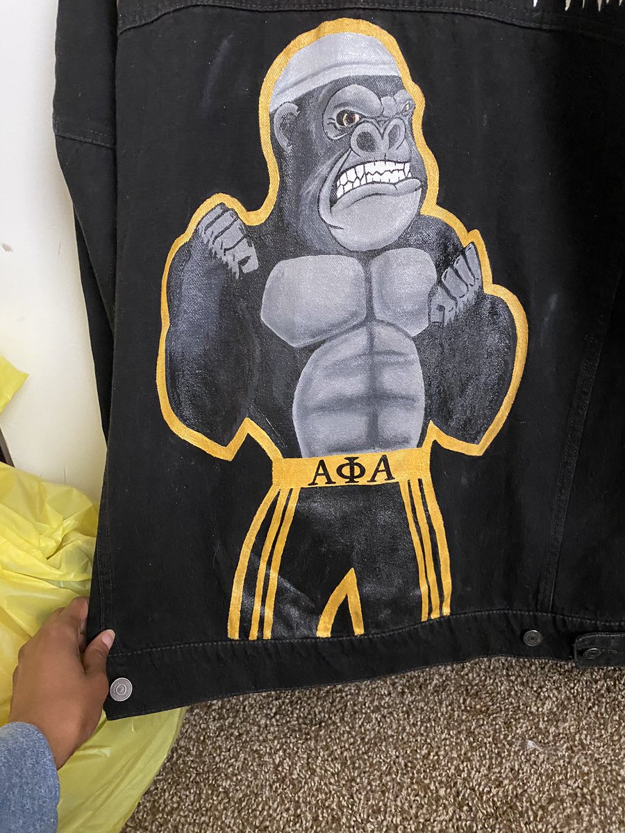 slimfineMF's tweet photo. Ok now that bae seen it i can show yall the jacket my neo @ckelannaaa painted (BY HAND) for his 5th Alphaversary โบ๏ธ it was a surprise surprise
All we did was add some stripes to the shorts and boom. #issamasterpiece https://t.co/vwGBiT4zud