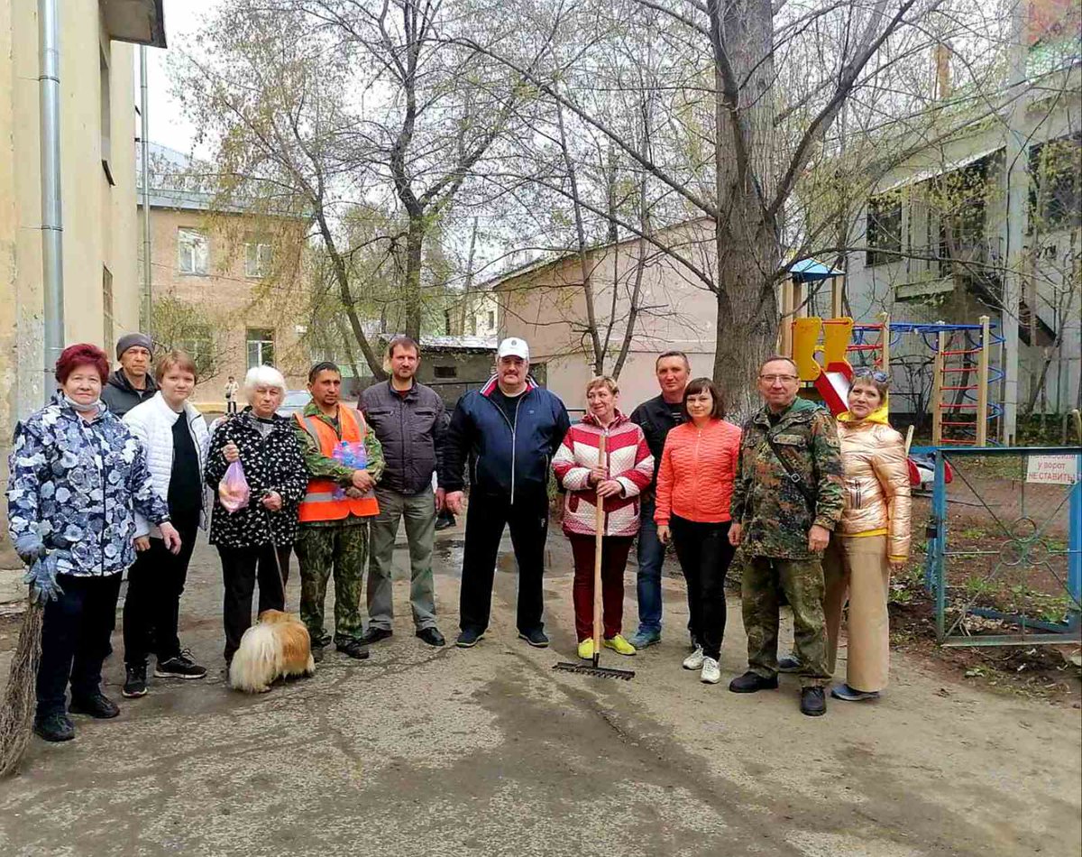 OSM_Orbita_5's tweet photo. Небольшой дождь не помешал провести субботник во дворе дома №100 по ул. Победы. На субботнике присутствовал депутат городской Думы Резников Я.З. Благодарим работников ПЖРТ-11 за помощь в уборке двора! @promadm
@Semenov_A_S https://t.co/V76rDfDpev