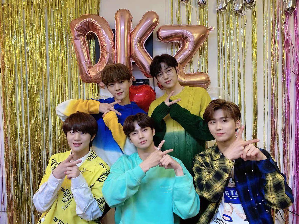 dkz_dy's tweet photo. #DONGKIZ
아리님들로 인해 완벽한 동키즈의 2주년 기념 V라이브! 우리 오래오래 함께해요🥰

#동키즈 #2주년 #0424 https://t.co/OIhI7XcMfj