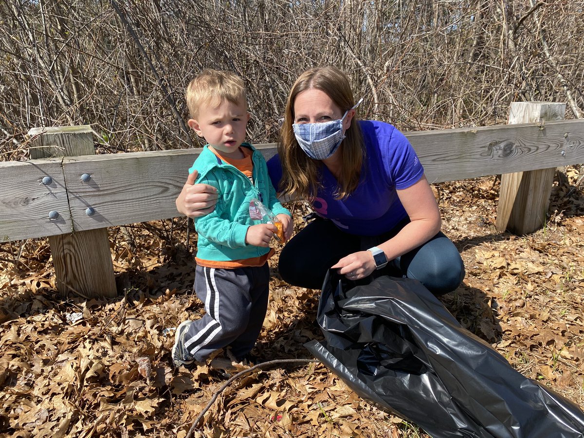 MaryLeachTweets's tweet photo. Cody is helping mom at @shawtech_hs. And if there’s a volunteer opportunity, Taryn is always there. #Bullerica Clean Up Green Up. https://t.co/AYwQRCbe5z