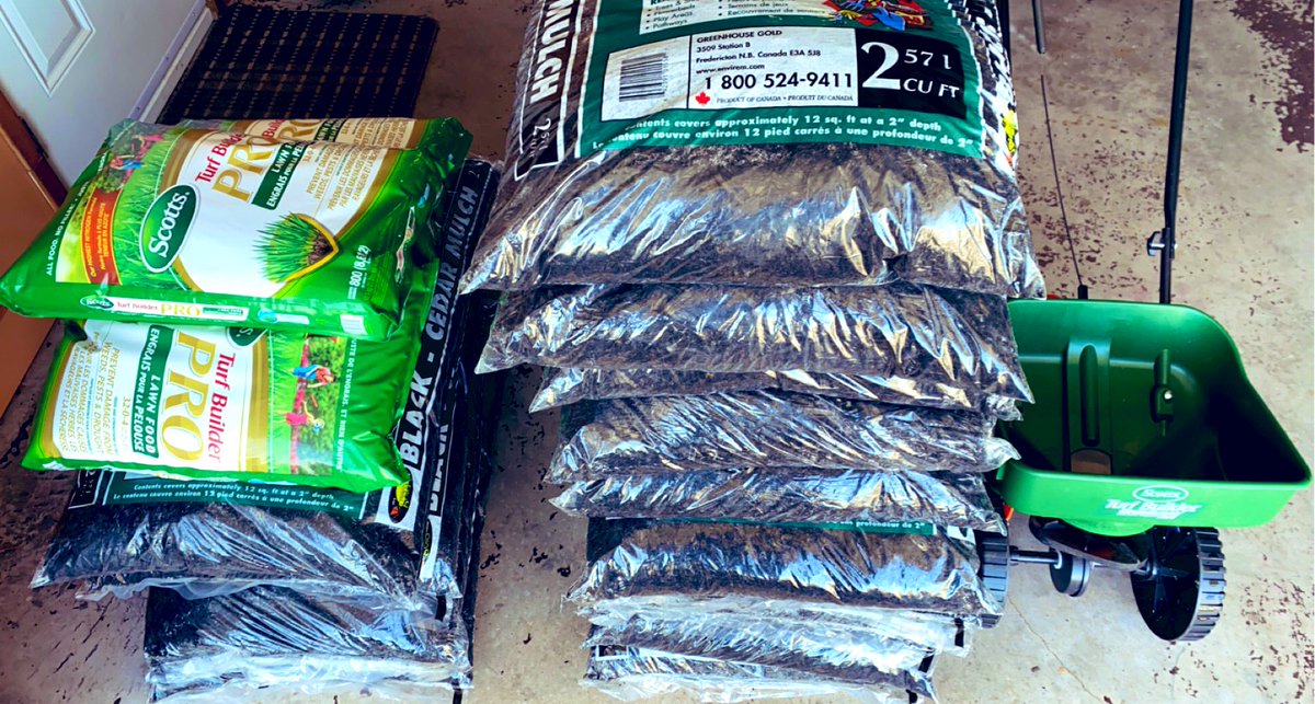 nxkimb's tweet photo. I have a question 🌱🤔 After the next rainfall can I .. fertilize my yard , edge, and put my black mulch out ? Because it snowed on Friday and today a dandelion popped up ? Should I wait ? *(Day 2 of raking the yard, today I had some help! 💚) 1.5 acres😅 https://t.co/7HcKAz1ML3