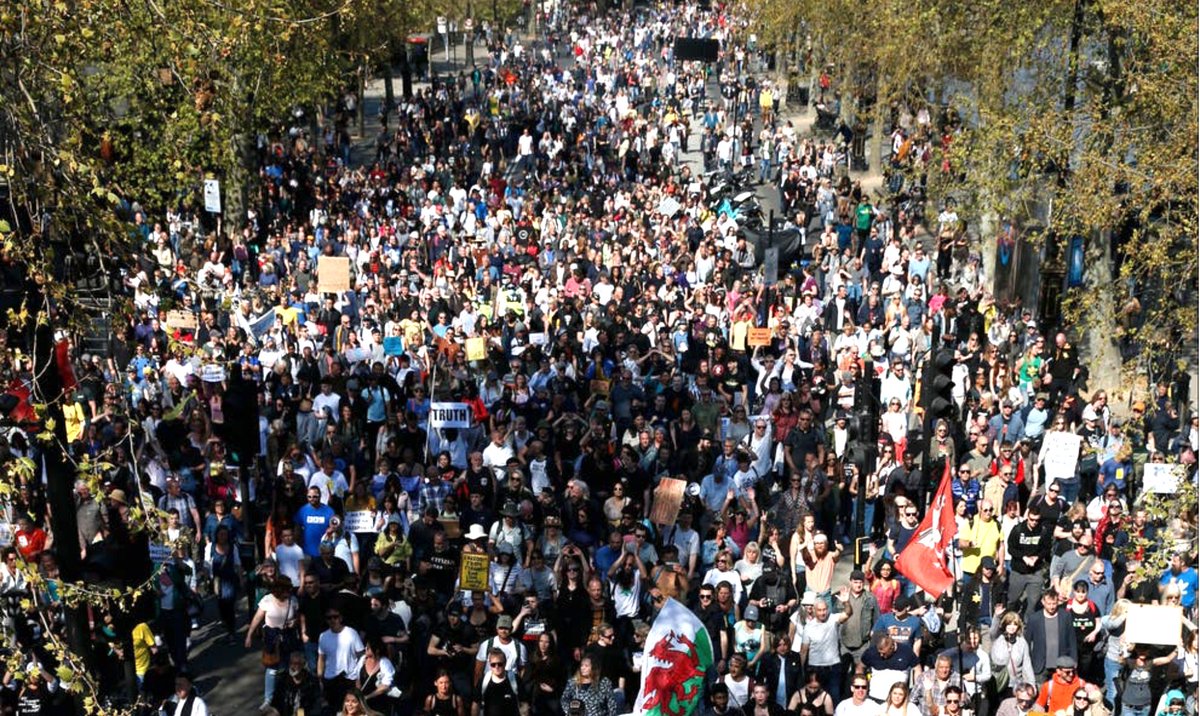 Horrified to see this.

These anti-mask, anti-lockdown protestors in Hyde Park today are beyond selfish - blatantly risking spreading Covid to vulnerable others.

The death toll is over 150k.

1000 NHS staff have died to protect others. 

And this behaviour is sickening.