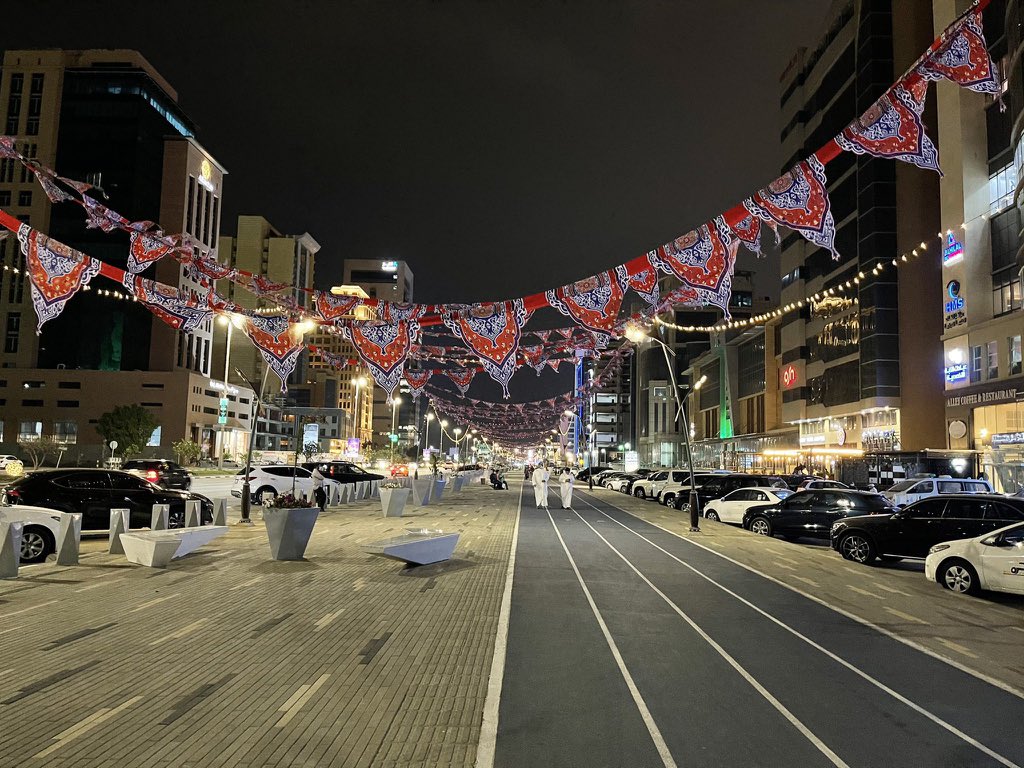 fouadurbanist's tweet photo. لايبعد هذا الرصيف الجانبي عن هذا الممشى سوى أقل من 30 متر وهو موازي له على طول الشارع

الأرصفة الجانبية هي التي توصل للمباني والمرافق على جنبات الشارع وهي التي تقدم وظيفة كل يوم وكل ساعة وكل دقيقة بينما وظيفة الممشى الذي لا يوصل لأي مرفق أو مبنى !!

البهرجة لا تحقق تغيير فعلي https://t.co/KOm0fXa9xI