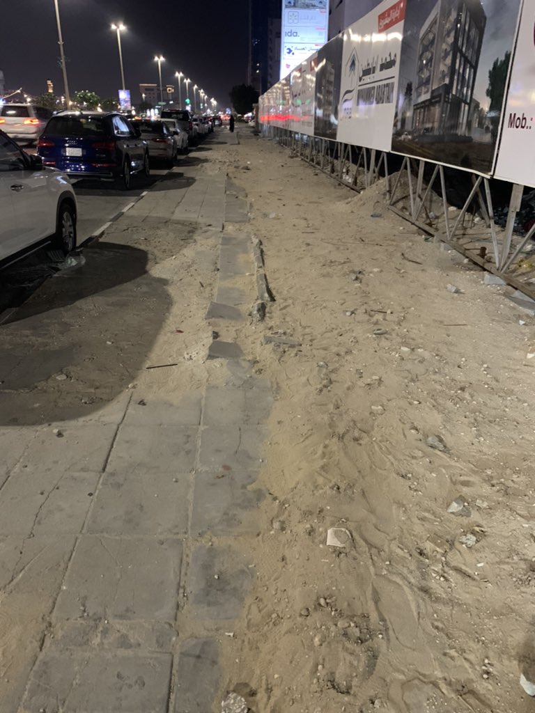 لايبعد هذا الرصيف الجانبي عن هذا الممشى سوى أقل من 30 متر وهو موازي له على طول الشارع

الأرصفة الجانبية هي التي توصل للمباني والمرافق على جنبات الشارع وهي التي تقدم وظيفة كل يوم وكل ساعة وكل دقيقة بينما وظيفة الممشى الذي لا يوصل لأي مرفق أو مبنى !!

البهرجة لا تحقق تغيير فعلي