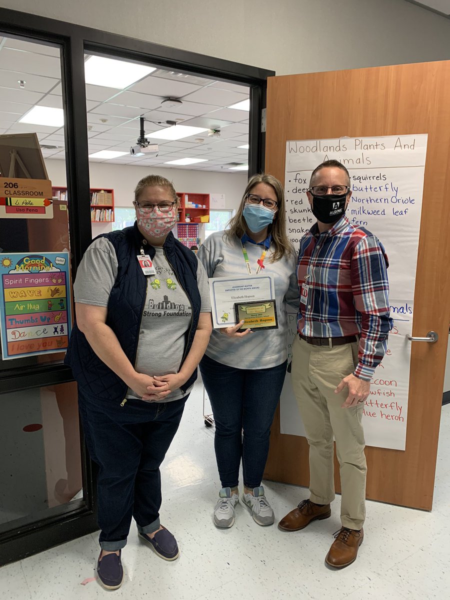 JacquieKortz's tweet photo. Happy Librarian week Ms Hopson!!!😘💚❤️👏👍!!!  @GarciaLeza_AISD @lovethislibrary @aldinelibrary @AldineISD #aldineanywhere https://t.co/B3YIfMkiEr