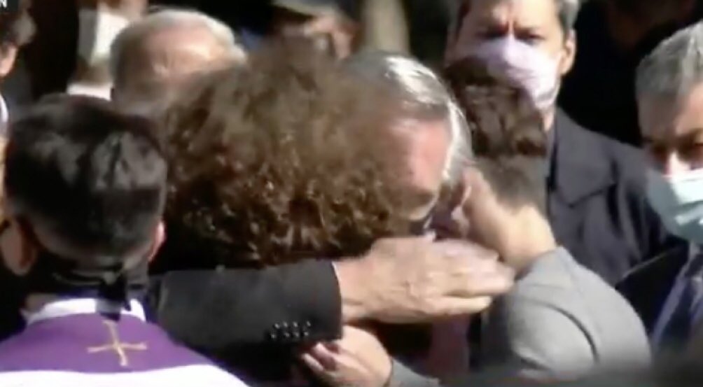 DrCKambourian's tweet photo. El fallecido ministro es un ciudadano más. El Presidente no es un ciudadano más. Es una autoridad que en unos días va a decidir el aislamiento estricto. Su pésimo ejemplo del día de hoy pulveriza aún más su autoridad. Triste. Irrepetuoso y nada empatico. https://t.co/B1oaVFYBMV