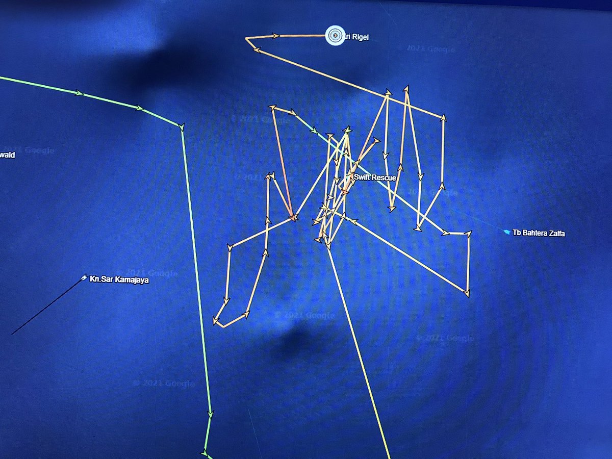 Ahí parece que el KRI Rigel movió de su posición para dejar al MV Swift Rescue, que tome la iniciativa sobre el mismo punto. Es probable sobre el fondo, haya detectado alguna anomalía y ahora están lanzando un ROV en el lugar. Atentos, en próximas horas puede haber novedades.