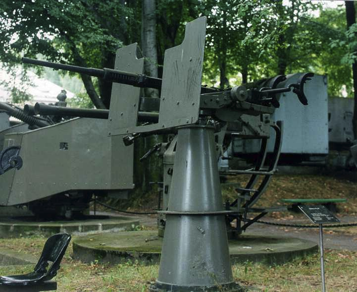 While the Pom Pom proved a good inner layer defence, war experience proved more was needed. 20mm Oerlikon cannons was thus fitted anywhere there was room as they became available. (13/24)
