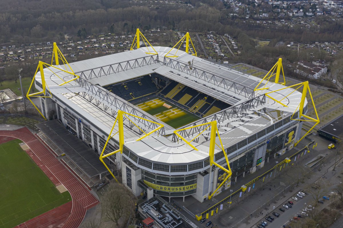 La dette du club étant à pratiquement 200 Millions d’euros le Borussia Dortmund est contraint de vendre la majorité de son stade à une entreprise externe et louera ce dernier pour y jouer.