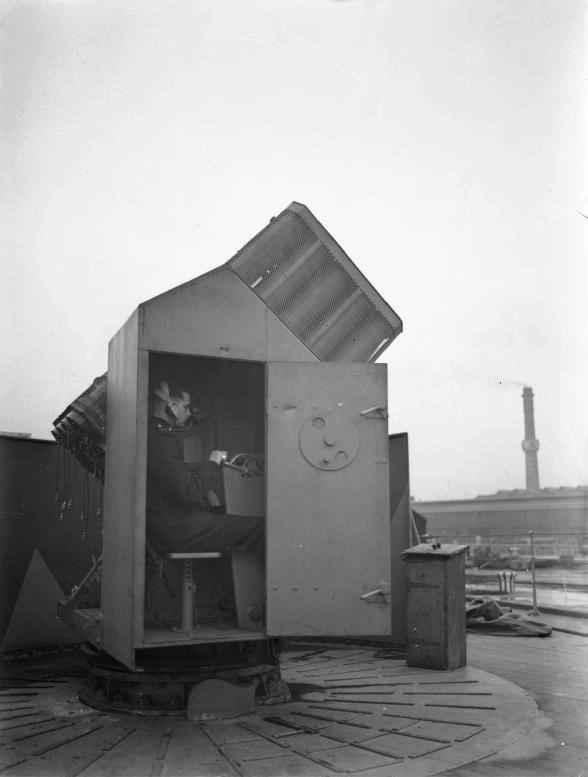 However, these extra two mounts were not ready for KGV and PoW carried the 'Unrotated Projectile Launcher' instead. This was a rocket launcher which fired aerial mines on parachutes. The idea was that aircraft would hit the wires and draw the mines upon themselves.(11/24)