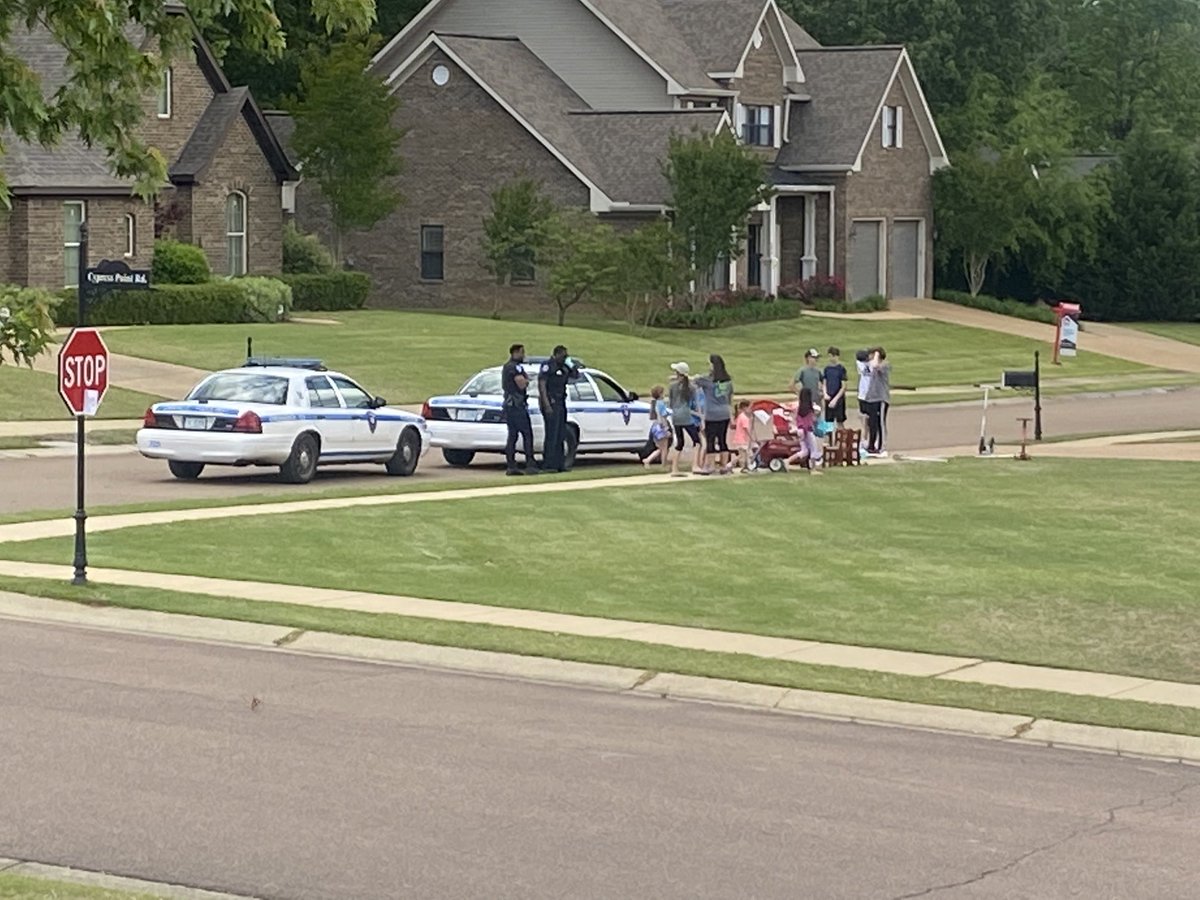 ⁦Got to love it when ⁦<a href="/Starkville_PD/">Starkville PD</a>⁩ takes a break and buys some lemonade from the neighborhood kids!  They are donating the money to St. Jude!  ❤️