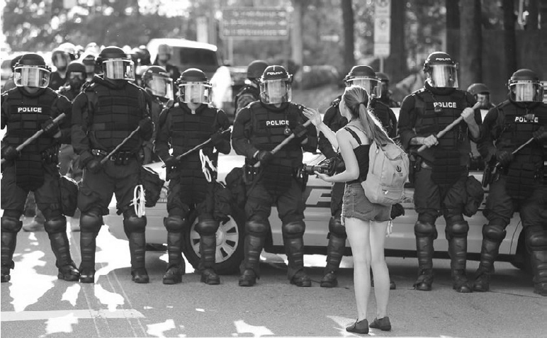 Хойд Каролина Дурам хот. 2018.08 сар. Цагдаа нартай жагсаалд оролцогч очиж ярилцаж байгаа нь. Манайд бол зүгээр л машиндаа үзэл бодлоо илэрхийлж байхад нь цонхоор нь утсыг нь булаадаг мулгуу цагдаатай